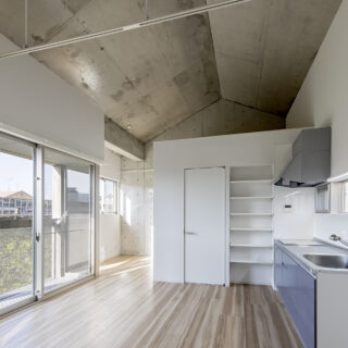 線路側２階のＨタイプの部屋は光あふれる開放的空間。屋根勾配を活かしたロフトつき。
