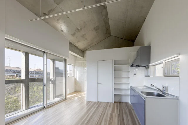 線路側２階のＨタイプの部屋は光あふれる開放的空間。屋根勾配を活かしたロフトつき。
