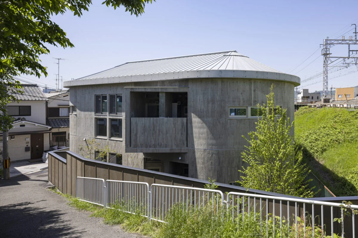 建物の角は敷地に沿う形で円形とすることで柔らかさを演出。雨水配管は、建物中(バルコニーや吹抜などの屋外部分)に収めることで外観のデザイン性にも配慮したという。
