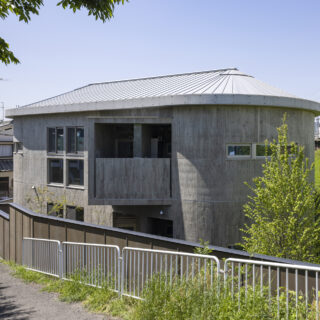 建物の角は敷地に沿う形で円形とすることで柔らかさを演出。雨水配管は、建物中(バルコニーや吹抜などの屋外部分)に収めることで外観のデザイン性にも配慮したという。
