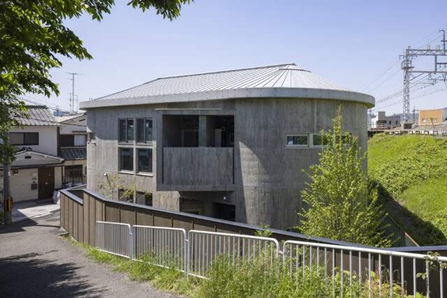 建物の角は敷地に沿う形で円形とすることで柔らかさを演出。雨水配管は、建物中(バルコニーや吹抜などの屋外部分)に収めることで外観のデザイン性にも配慮したという。
