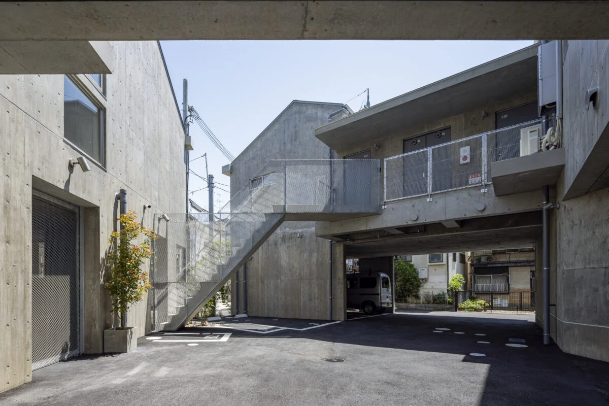 敷地内には、数台分の駐車場と屋内駐輪場が完備されている。
