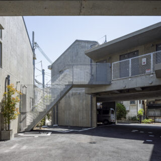 敷地内には、数台分の駐車場と屋内駐輪場が完備されている。
