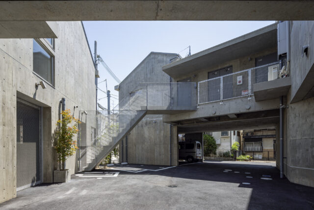 敷地内には、数台分の駐車場と屋内駐輪場が完備されている。
