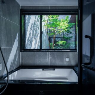 ホテルライクなバスルーム。1階はコの字型に中庭を囲んでおり、水まわりからも中庭の光や緑を楽しめる