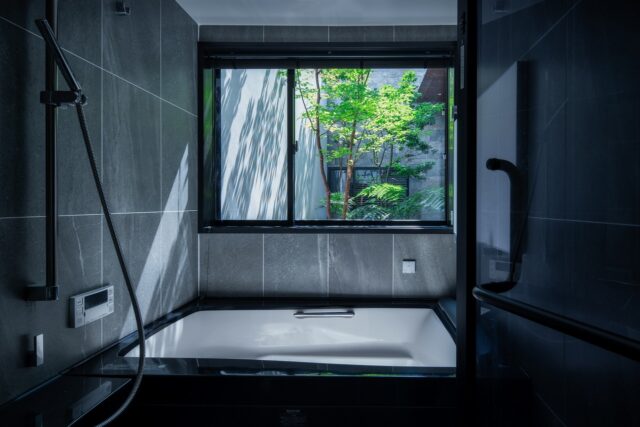 ホテルライクなバスルーム。1階はコの字型に中庭を囲んでおり、水まわりからも中庭の光や緑を楽しめる