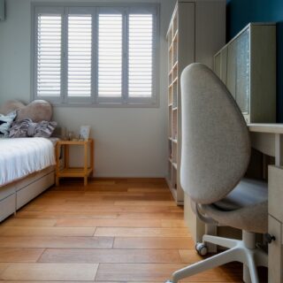 子ども室。窓には白いウッドシャッターが取り付けられ、海外の住宅のようなかわいい雰囲気。床はAさんが輸入したオーク材を使用。ほか、中2階の床材はAさん輸入のアジアンウォールナットを使うなど、Aさんが扱う輸入木材のショールーム的な役割も兼ねた住宅となっている
