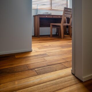 こちらの子ども部屋のチークの床は仕上げのオイルを変え、仕上げ材による色味や質感の違いを表現