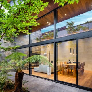 desusは植栽などの外構を含めたトータルデザインも得意。中庭には山採れモミジ、ソヨゴ、ヒメシャラ、ディクソニアなどを植えた。いずれも葉が美しく、かつ、幹の部分がすっきりして開放感や採光を妨げないものを選んでいる
