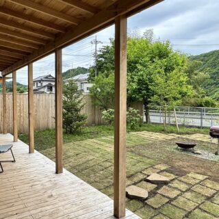 室内とシームレスにつながる広いテラスは、食事なども楽しめるアウトドアリビングとして大活躍。テラスも生活空間として使えるので、室内がコンパクトでものびやかな開放感がある