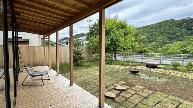 室内とシームレスにつながる広いテラスは、食事なども楽しめるアウトドアリビングとして大活躍。テラスも生活空間として使えるので、室内がコンパクトでものびやかな開放感がある