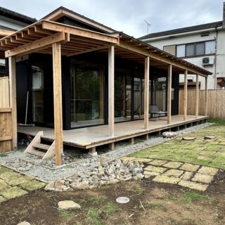 玄関側からの外観。竣工後は李さんと事務所のスタッフさんで庭づくりを楽しんでおり、現在も進行中。水害対策になり、雨天後に小さな池も楽しめるグリーンインフラ「レインガーデン」も造成
