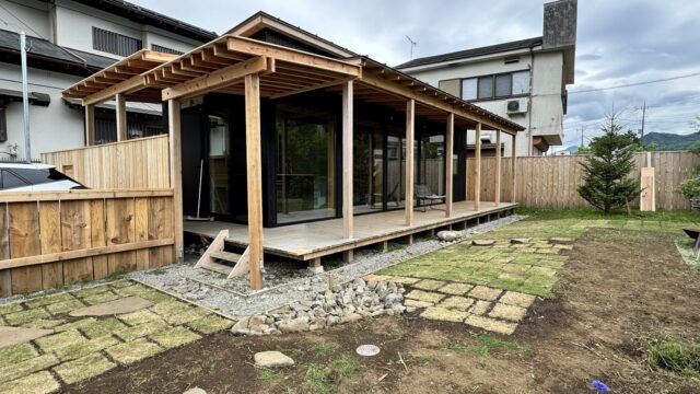 玄関側からの外観。竣工後は李さんと事務所のスタッフさんで庭づくりを楽しんでおり、現在も進行中。水害対策になり、雨天後に小さな池も楽しめるグリーンインフラ「レインガーデン」も造成