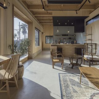 カフェスペース。設計時には店内の家具が決まっていなかったため、幅広く対応できるシンプルなデザインとした
