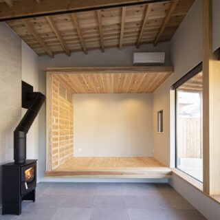 手前がリビング。奥がベッドルーム。「小屋」のイメージで木の質感を生かしたベッドルームは、壁や天井にスギを使用。経年と共に味わいが増すのも楽しみ