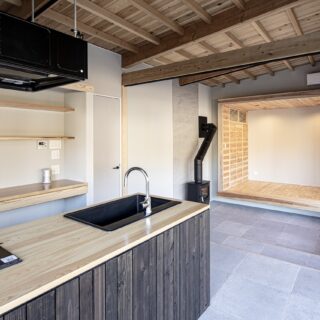 キッチン＆ダイニング～リビング～ベッドルームは大きな1室空間だが、床の高さの違いや内装の変化で適度にゾーニングされている。それぞれの空間ごとに異なる居心地を楽しめる