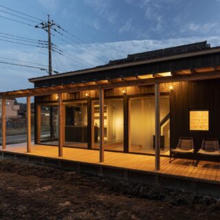 『MOKKEJA 青野原』は、広いテラスも生活空間として使えるアウトドアリビングのプラン。日が落ちるとテラスに柔らかな照明が灯り、お店のような雰囲気