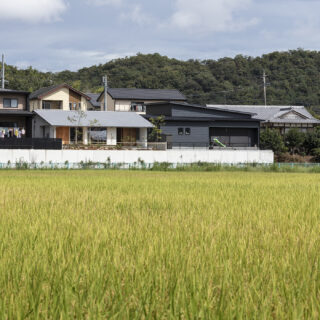南側に広がる水田。敷地の高さが1.8ｍあり、眺望が素晴らしい。景観が楽しめるよう、フェンスは設けずに手すりのみを設置。外構をセットでプランすることで実現できた。屋根の位置が低いことにも注目していただきたい。安定感がある作品が多いのも、本田さんの設計の特徴だ