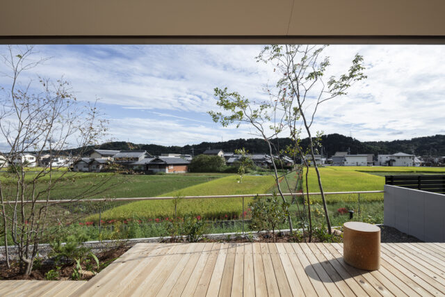 寝室前のデッキから見た風景。水田と敷地の間に人が歩く道路はなく、高さもある。手すりのみのフェンスの効果も大きく、人の視線を気にせずにこの景観を満喫できる