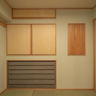 和室。左下は着物タンス。奥行きがあり、後から置くと邪魔になりがちなものでも、プランに取り込むことで空間がすっきり整えられる。右の縦長の部分は土間と接する換気用の小窓。「寝室として使う和室は暗くしたい」という要望を叶えつつ、室内に風を通せるようにした