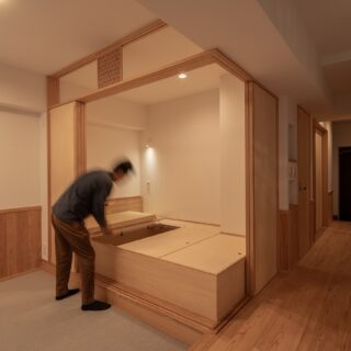 LDKの一角に設けられた小上がりには薄畳を入れ、下部を大容量の収納とした