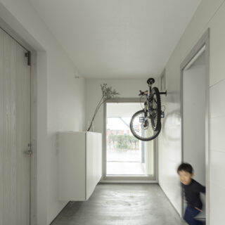 エントランス。左は玄関扉。右の開口部はストレージへ続く。ご趣味の自転車を置くスペースをあらかじめ計画
