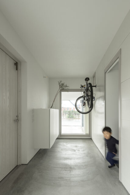 エントランス。左は玄関扉。右の開口部はストレージへ続く。ご趣味の自転車を置くスペースをあらかじめ計画
