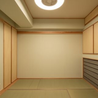 和室は寝室として使用。本畳を入れ、壁には漆喰の仕上げを施すなど本格的な設え。左の引き戸は廊下に繋がる。右は収納で、下から着物たんす、押し入れ、楽器収納棚。ヒアリングを通して、目的を見定め収納を計画、造作した