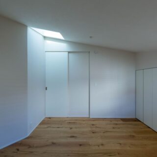 ２階、子ども部屋として使用する個室２、３。将来は仕切ることができるようにあらかじめ計画。家の奥にあたる北側に位置しているため、明かり取りの天窓を計画。正面引き戸は廊下に続く。右の引き戸は収納
