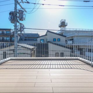 ルーフバルコニー。実質的な庭の役割を担っている。直線が多い家であることから、手すりにはアールを取り入れた。見晴らしがよく、外からの視線も届きにくいおかげで活用の幅は広い。Aさま夫妻は夕方、ここでビールを飲まれることも
