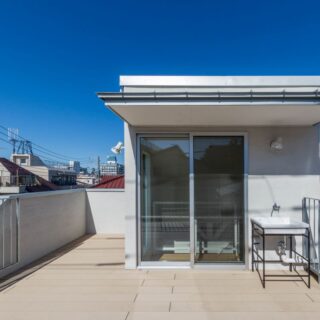 ルーフバルコニー。使い勝手を考慮し水道を設けた。家庭菜園を楽しまれているほか、夏にはお子さまたちがプール遊びをされるそう
