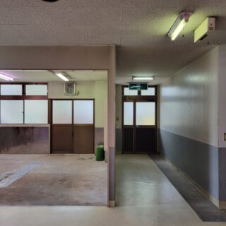 リノベーション前の1階内部。いくつもの空間に分けられ、在庫置き場や総菜の調理場、事務所などがあった
