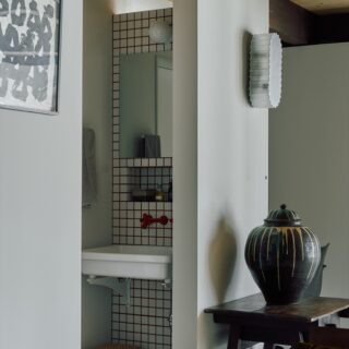 洗面所はあえてタイル張りとすることで、アクセントになっている
