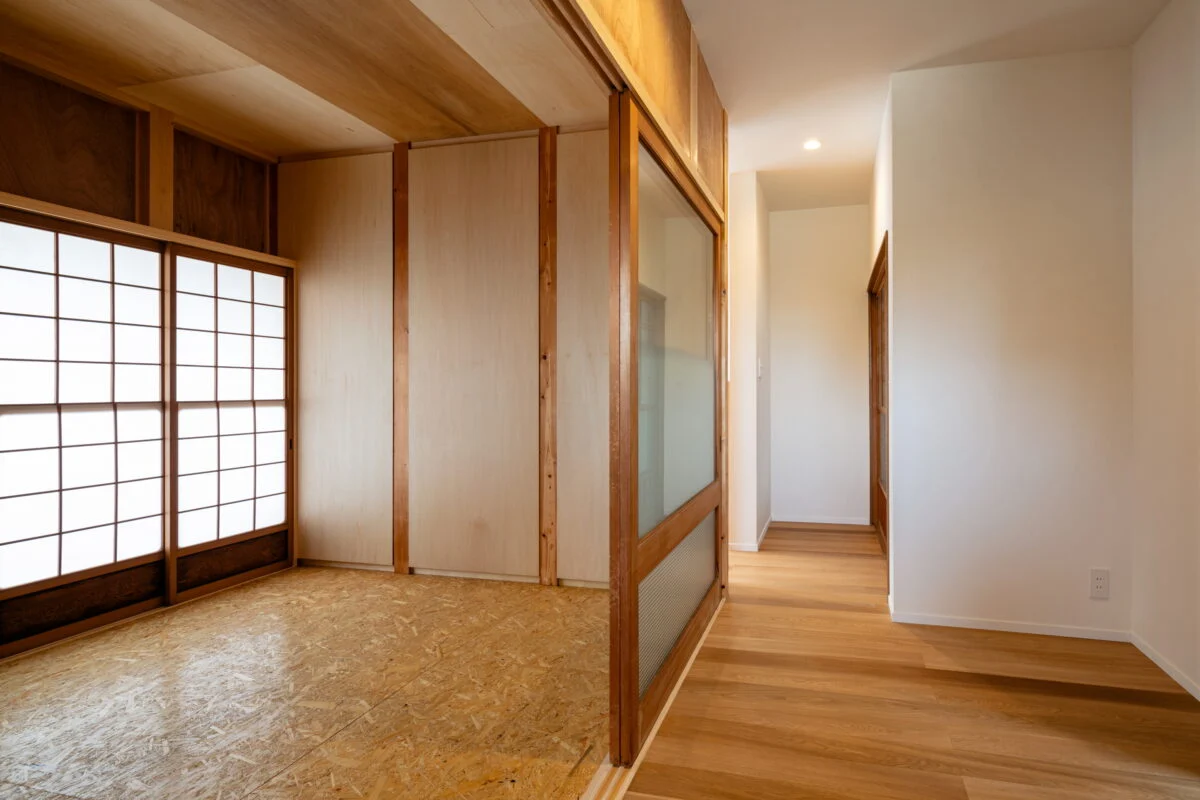 木に囲まれた作業部屋は、遊びや趣味、作業を気兼ねなく行えるアトリエ。客間としても使えるように、元の家の雪見障子やガラス扉を再利用。