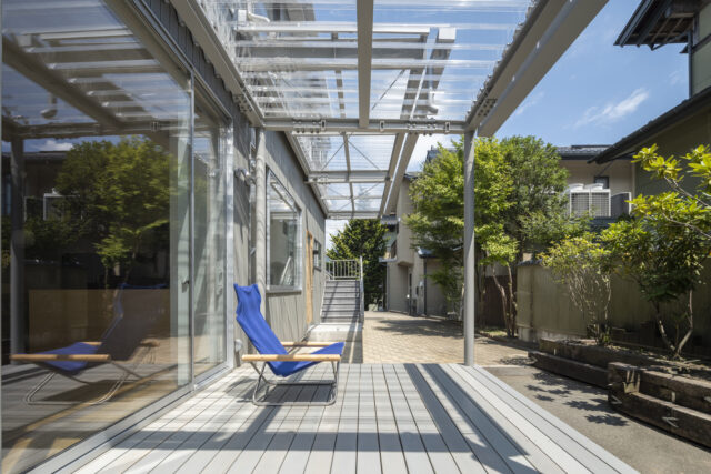 LDKとひと続きのテラスは、「洗濯物を干す場所が欲しい」というリクエストに応えたもの。しかし酒井さんは単なる物干しスペースにせず、庭の手入れがお好きな施主さまが庭を眺めてくつろぐこともできるよう、広めのテラスを計画した
