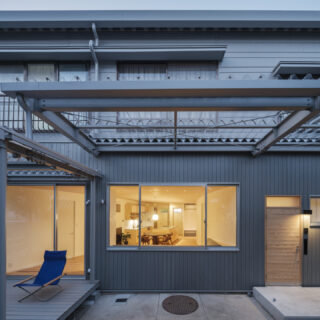日が落ちて室内の明かりが灯ると、レストランかカフェのような雰囲気。ナチュラルな杉の玄関ドアをほんのり照らす照明も幻想的
