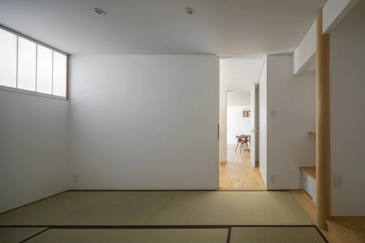 客間はLDKを通らずに玄関から直接行ける間取り。この地域は広い客間を設ける家も多いが、施主さまとじっくり相談した結果、「大人数を迎える広さは不要」との判断に。年齢やライフスタイルを考慮し、使いやすいサイズの客間とした
