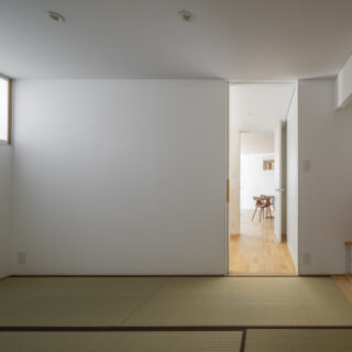 客間はLDKを通らずに玄関から直接行ける間取り。この地域は広い客間を設ける家も多いが、施主さまとじっくり相談した結果、「大人数を迎える広さは不要」との判断に。年齢やライフスタイルを考慮し、使いやすいサイズの客間とした
