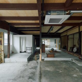 “店の間”からパントリー、小上がりの和室方向を望む。右手の奥に見えるのが中庭。パントリーと中庭により、奥の居住スペースは見えないように計算されている。また、将来的にさまざまな変更もできるように工夫されている
