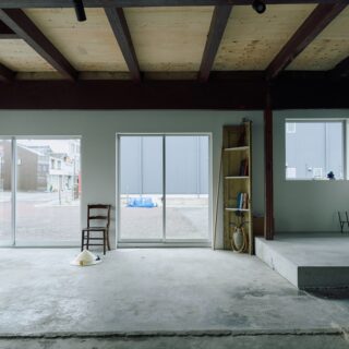 “店の間”から見た道路側の景色。道路を歩く人から、中がよく見えることがわかる。この場所に、たくさんの雑貨が並べられる予定だ。ドアのように見える窓を多数配置し、どこが入口なのかわからなく感じる遊び心も備えている
