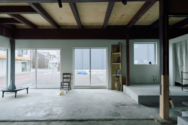 “店の間”から見た道路側の景色。道路を歩く人から、中がよく見えることがわかる。この場所に、たくさんの雑貨が並べられる予定だ。ドアのように見える窓を多数配置し、どこが入口なのかわからなく感じる遊び心も備えている
