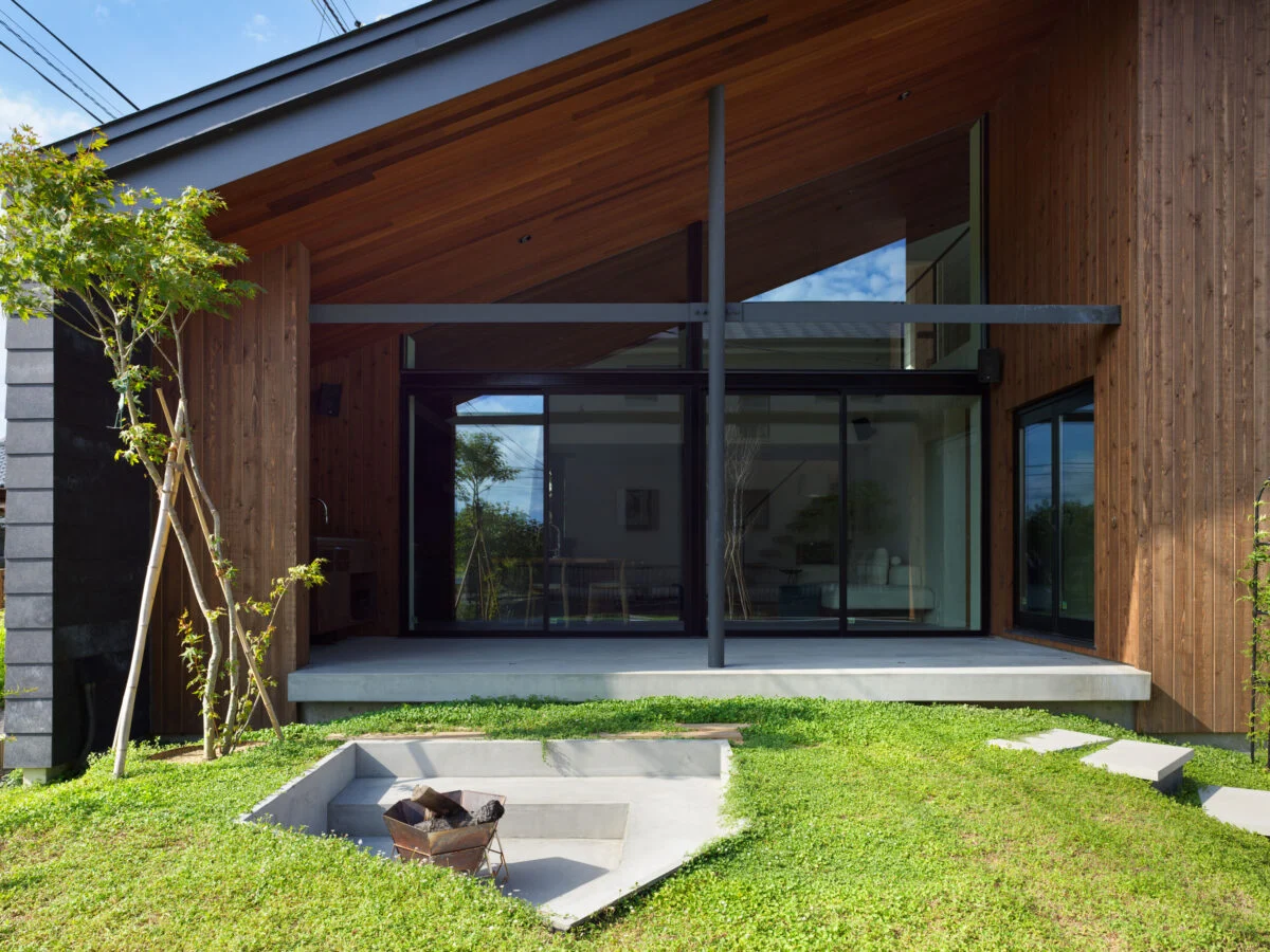 前庭とファイヤーピット。前庭はインナーテラスとほぼ同じ高さまで上げられているため、建物内との往来がしやすく、連続性を感じることができる
