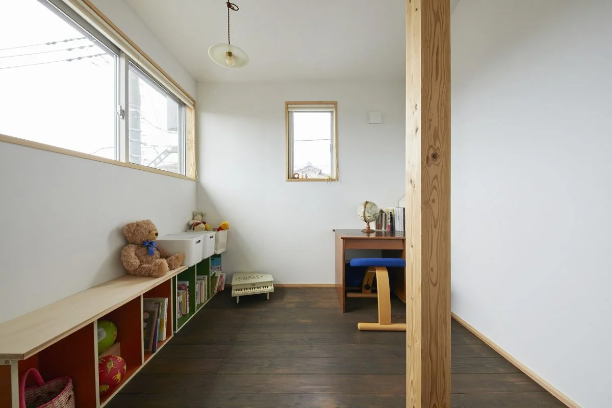 子世帯の子ども部屋。柱は構造上、必要なもの。隠さずにあえて表に出すことで、家を支える柱の存在を実感できる。K様はこの柱で身長を測るなどして、お子様の成長を刻むことを楽しみにしているそう