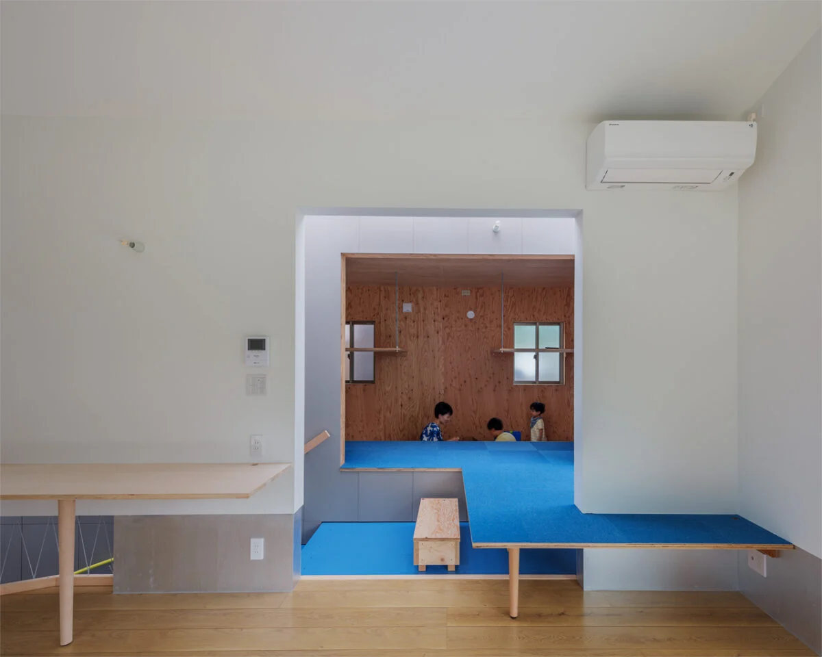 リビングからみた子供部屋方向。リビングから階段室、その先にある子供部屋まで扉での仕切りはない。そのため、子供の様子も常に感じることができる。浮床が手前にあるので、子供部屋が仮に散らかっていてもリビングからは見えない設計となっている
