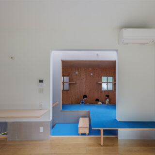 リビングからみた子供部屋方向。リビングから階段室、その先にある子供部屋まで扉での仕切りはない。そのため、子供の様子も常に感じることができる。浮床が手前にあるので、子供部屋が仮に散らかっていてもリビングからは見えない設計となっている
