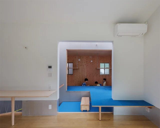 リビングからみた子供部屋方向。リビングから階段室、その先にある子供部屋まで扉での仕切りはない。そのため、子供の様子も常に感じることができる。浮床が手前にあるので、子供部屋が仮に散らかっていてもリビングからは見えない設計となっている
