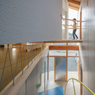 階段上部から見た玄関。ブリッジは寝室側とキッチンを結び、回遊動線を実現。お子様からも大好評だそうだ
