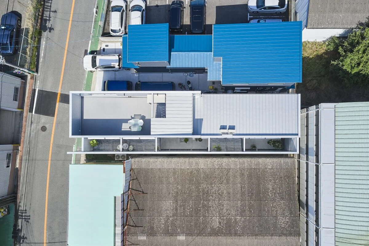 東西に細長い敷地のN邸。南側の隣地との境に壁を建て、建物との間に設けられた長い庭が、この家の大きな魅力の１つを生み出した。