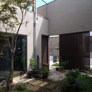 中庭の主木は落葉樹のノムラカエデ。 
造園屋さんと共に作庭した、四季折々の花や実が楽しめる植栽計画となっています。