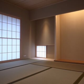 大壁のシンプルな構成の床の間。
壁は土の質感を活かした左官壁(聚楽壁)。
マツの床板、ヒノキの床柱、落とし掛けも左官で塗廻しています。